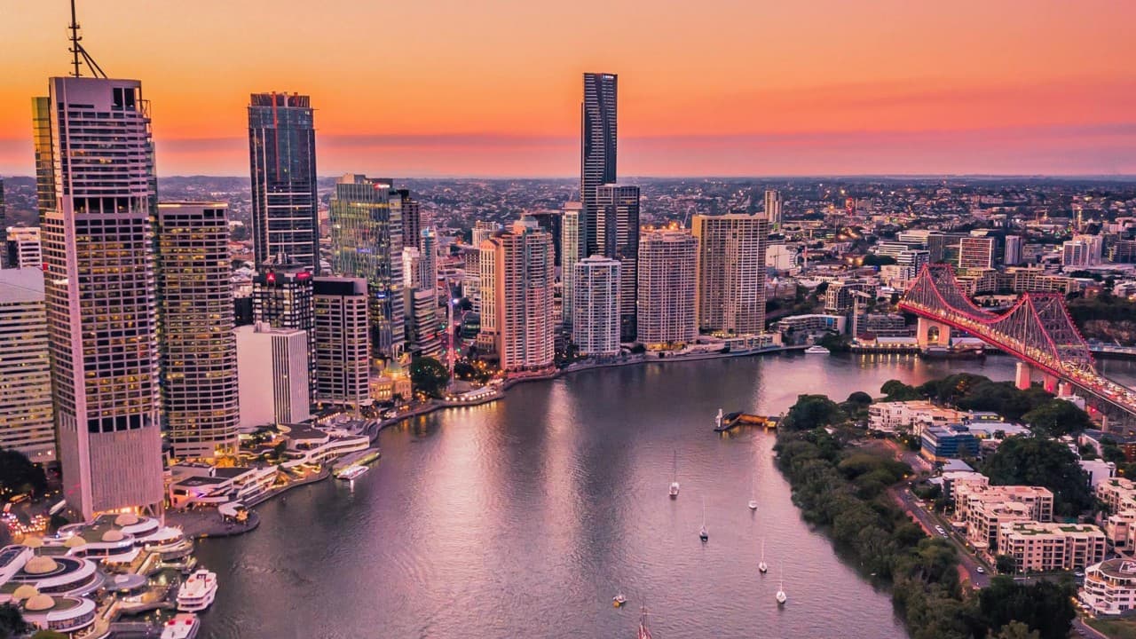 Discover Queensland’s must-visit destinations—from tropical islands and ancient rainforests to hidden beaches, reef adventures, and vibrant coastal towns.