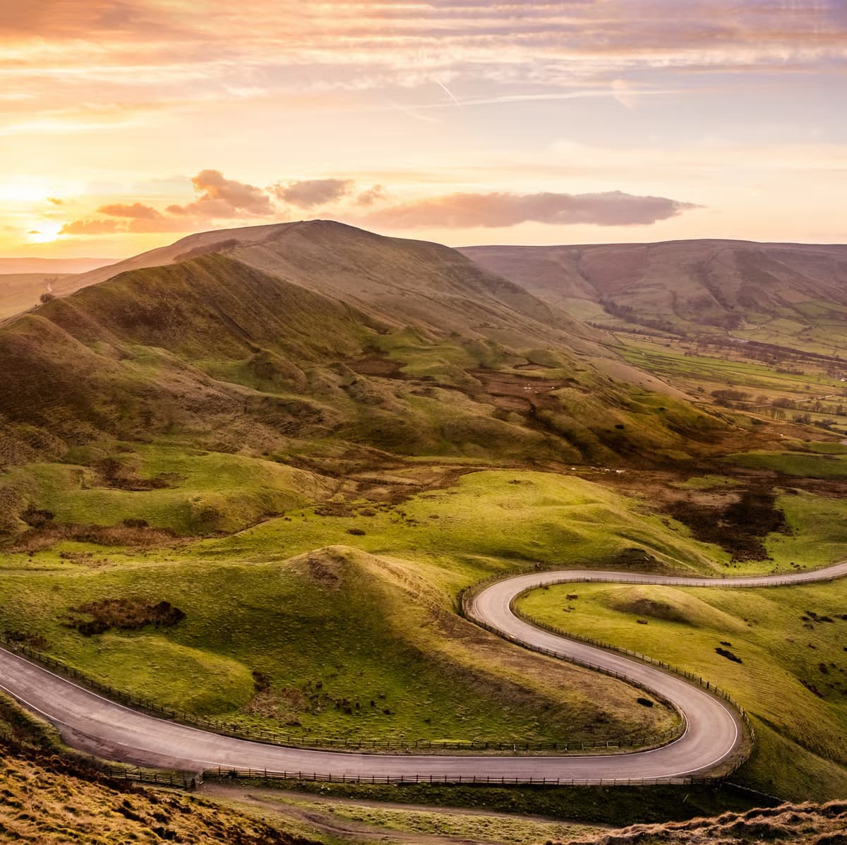 Whether you're hoping to do some castle spotting, cosy pubs, or scenic detours, here’s a fun-packed list of things to do along the way from Edinburgh to London.