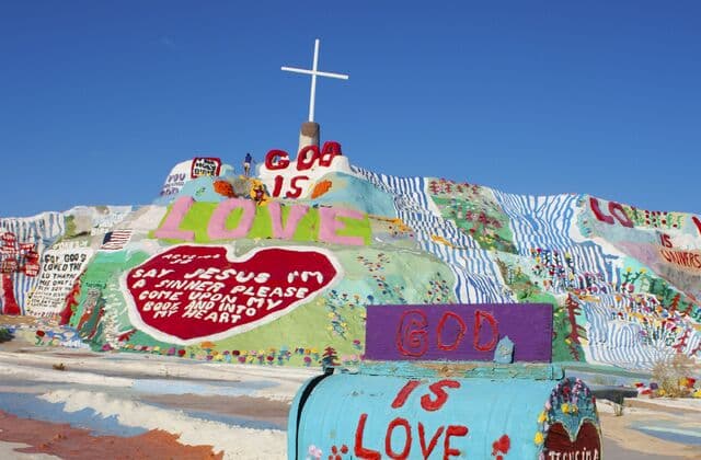The US is famous for its big cities and breathtaking national parks — but it’s also home to some of the strangest & quirkiest roadside attractions on Earth.